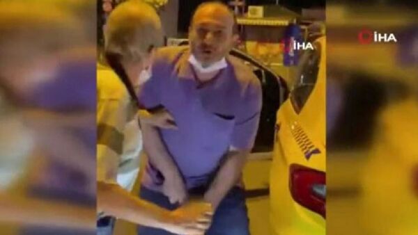 Taksici, kendisine tepki gösteren kişiye cinsel organını gösterip küfür yağdırdı - Sputnik Türkiye