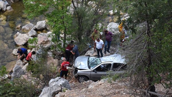 Antalya'nın Alanya ilçesinde uçuruma yuvarlanan otomobildeki 3 kişi öldü, 4 kişi yaralandı. - Sputnik Türkiye