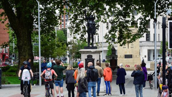 İngiltere'de ırkçılık karşıtı protestolar sırasında devrilen köle taciri Edward Colston'un heykelinin yerine dikilen Jen Reid heykeli - Sputnik Türkiye