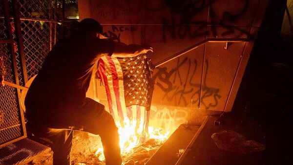 ABD'nin Portland kentinde protestocular mahkeme binasını ateşe verdi - Sputnik Türkiye
