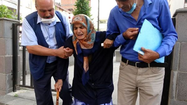 87 yaşındaki annesini dövüp sokağa attı - Sputnik Türkiye