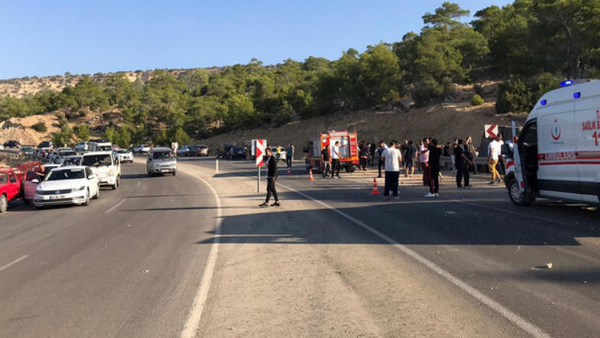 Mersin'de askerleri taşıyan otobüs devrildi - Sputnik Türkiye