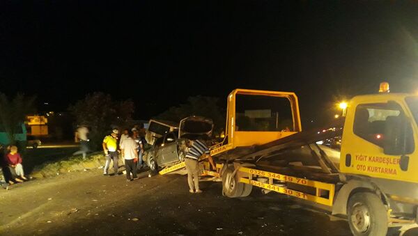 Hatay’ın Kırıkhan ilçesinde bir kamyonet kırmızı ışıkta duramayınca karşı yönden gelen başka bir otomobile çarptı. Kazada 1 kişi yaralandı. - Sputnik Türkiye