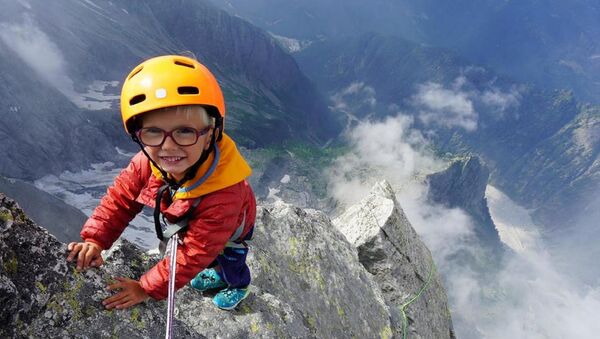 Daha neredeyse yeni yürümeye başlayan 3 yaşındaki İngiliz bir çocuk, İtalya ile İsviçre sınırında bulunan ve 3 bin metreden fazla yüksekliğe sahip Piz Badile’ye ulaşabilen en genç kişi unvanını elde etti. - Sputnik Türkiye