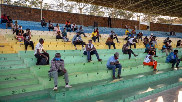 Salgın tedbirlerini ihlal ederken yakalanan Ruandalılar, tüm gece boyunca koronavirüsün tehlikelerine karşı ders dinlemek üzere stadyumlara götürülüyor. - Sputnik Türkiye