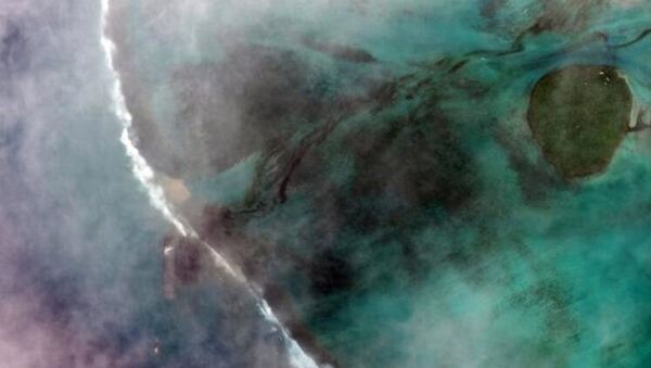 Mauritius Adası’nda karaya oturan petrol tankeri, sahillerinin güzelliğeyle ünlü Ada’nın sahillerine petrol sızdırmaya başladı. Ülkede olağanüstü hal ilan edildi. - Sputnik Türkiye