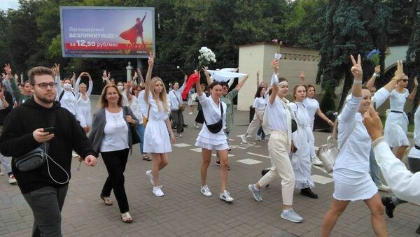 Belarus'ta kolluk kuvvetlerinin göstericilere yönelik eylemlerine tepki gösteren kadınlar başkent Minsk'te izinsiz gösteri yapıyor. - Sputnik Türkiye