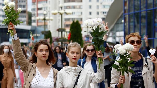 Belarus’un başkenti Minsk’te, Uruçye metro istasyonunun yakınında yüzlerce göstericinin bir araya geldiği bildirildi. - Sputnik Türkiye