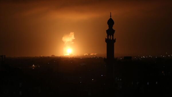 İsrail savaş uçakları, abluka altındaki Gazze'de farklı hedeflere yeniden hava saldırıları düzenledi. - Sputnik Türkiye