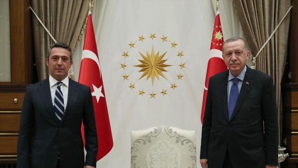 Türkiye Cumhurbaşkanı Recep Tayyip Erdoğan, Fenerbahçe Kulübü Başkanı Ali Koç'u (solda) Cumhurbaşkanlığı Külliyesi'nde kabul etti. - Sputnik Türkiye