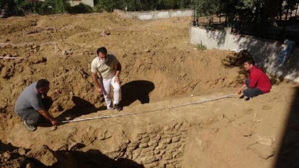 Aydın'ın Efeler ilçesinde inşaat alanında Müze Müdürlüğü'nce yapılan sondaj çalışması sırasında 6.5 metre uzunluğunda, 2 metre 20 santim yüksekliğinde 1600 yıllık olduğu değerlendirilen sur duvarı bulundu. - Sputnik Türkiye