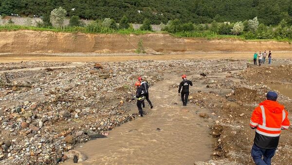 Sahil Güvenlik Komutanlığı, Giresun'daki sel felaketi sonrası mahsur kalan 14 vatandaşın bulundukları bölgeden tahliye edildiğini bildirdi. - Sputnik Türkiye