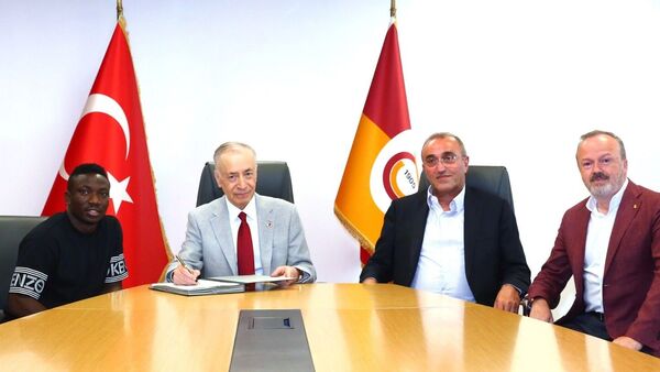 Galatasaray Başkanı Mustafa Cengiz, yeni transferleri Nijeryalı futbolcu Oghenekaro Etebo - Sputnik Türkiye