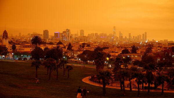 Kaliforniya'daki yangınlar nedeniyle San Francisco'da gökyüzü turuncuya büründü - Sputnik Türkiye