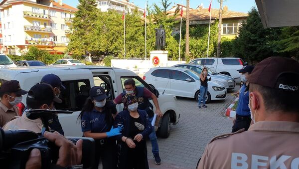 Uşak'ta, kocası uyurken baltayla öldüren kadın tutuklanarak cezaevine gönderildi. - Sputnik Türkiye