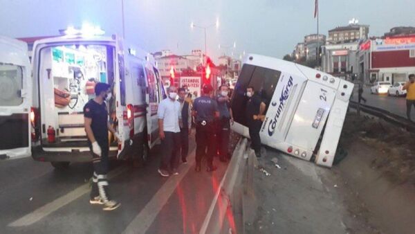 İstanbul'da yolcu otobüsü devrildi: 11 yaralı - Sputnik Türkiye