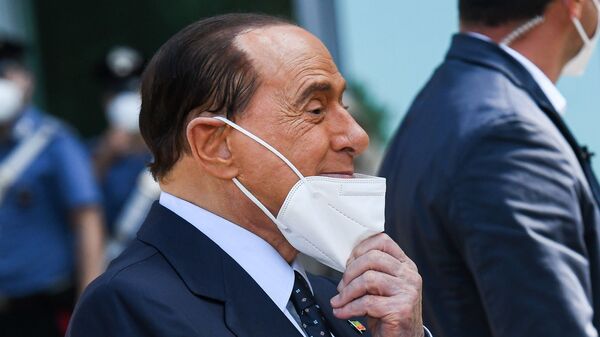 İtalya'nın eski başbakanlarından 83 yaşındaki milyarder siyasetçi Silvio Berlusconi, 11 gün önce Kovid-19 nedeniyle yatırıldığı hastaneden taburcu edildi. - Sputnik Türkiye