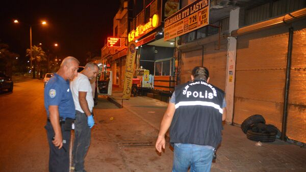 Adana'da husumetlisi tarafından sırtından tabanca ile vurulan kişi motosikletine binerek 3 kilometre uzaklıktaki polis merkezine sığındı. Yaralı şahıs polis merkezine gelen ambulansa hastaneye kaldırıldı. - Sputnik Türkiye