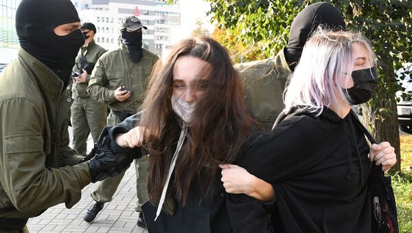 Belarus’un başkenti Minsk’te düzenlenen ‘Kadınlar Yürüyüşü’ sırasında bazı göstericilerin çevik kuvvet polisi tarafından gözaltına alındığı bildirildi. - Sputnik Türkiye