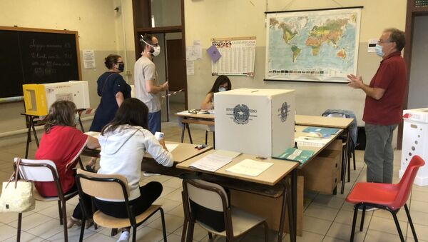 İtalya'da halk bugün ve yarın düzenlenen referandum ile parlamenter sayısının azaltılmasına yönelik anayasa değişikliğini oylayacak. - Sputnik Türkiye