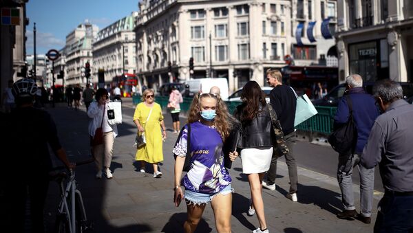 Sokakta maske takarak yürüyen kadınlar, Regent Sokağı, Londra, İngiltere, Britanya - Sputnik Türkiye