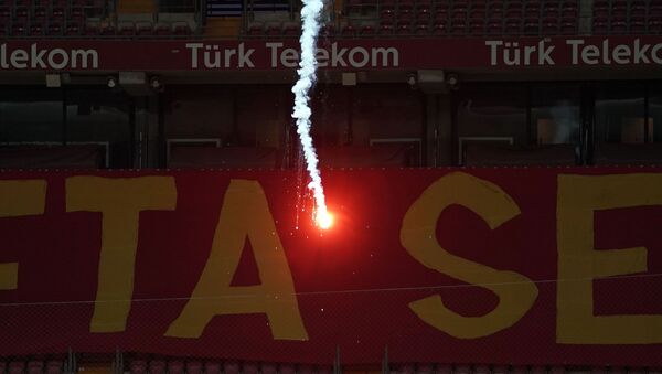 Seyircisiz oynanan Galatasaray - Fenerbahçe derbisinde sahaya dışarıdan işaret fişeği atıldı - Sputnik Türkiye