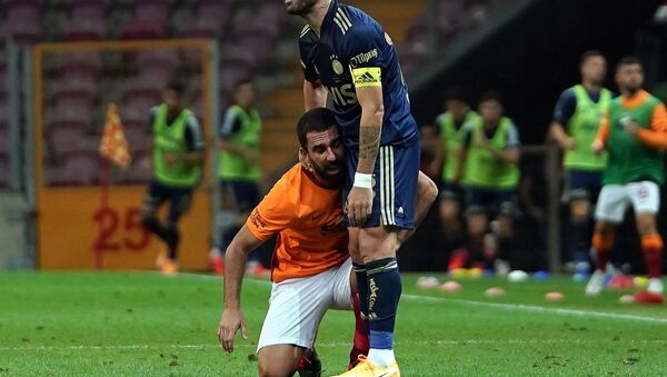 Bu yaz tekrar takıma katılan Galatasaray'ın yıldız futbolcusu Arda Turan, 3 bin 481 gün sonra sarı-kırmızılı forma ile Fenerbahçe derbisine çıktı. - Sputnik Türkiye