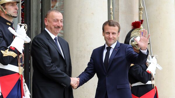 Azerbaycan Cumhurbaşkanı İlham Aliyev ile Fransa Cumhurbaşkanı Emmanuel Macron - Sputnik Türkiye
