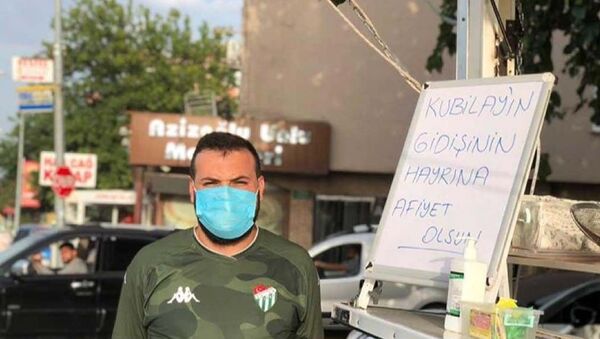 Bursaspor'da  ayrılan Kubilay Kanatsızkuş için lokma döktüren taraftar  - Sputnik Türkiye