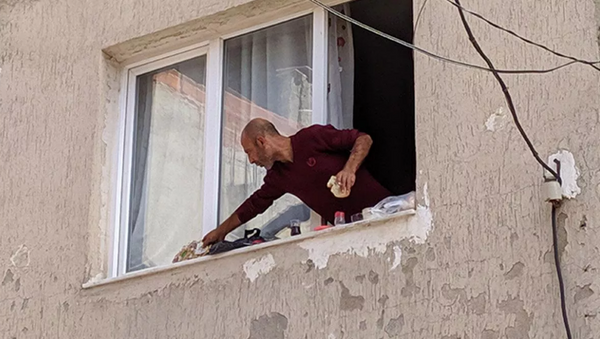 Eşyaları sokağa atıp pencere kenarında kahvaltı yaptı - Sputnik Türkiye