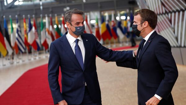 Türkye'ye karşı ortak tavır alan Fransa ve Yunanistan liderleri Emmanuel Macron ile Kyriakos Miçotakis'den 1 Ekim 2020'de başlayan AB zirvesinde samimi pozlar - Sputnik Türkiye