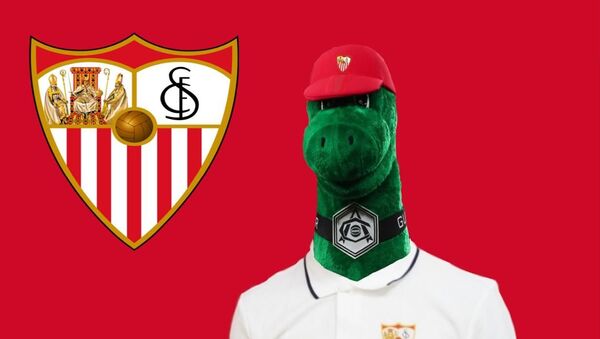Arsenal'in işten çıkardığı maskot Gunnersaurus, Sevilla formasıyla - Sputnik Türkiye