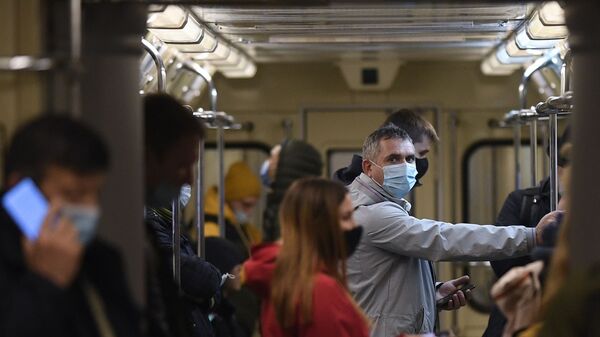 Koronavirüs, maske, metro, Moskova, Rusya - Sputnik Türkiye