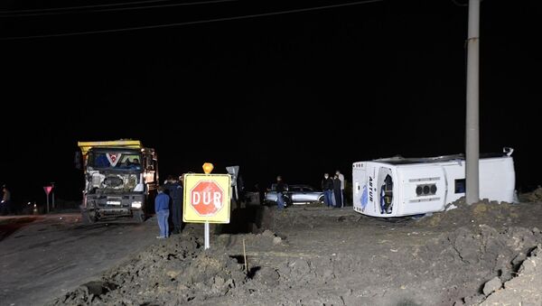 Tekirdağ'ın Ergene ilçesinde kamyonla işçi servisinin çarpışması sonucu bir kişi öldü, 14 kişi yaralandı. - Sputnik Türkiye