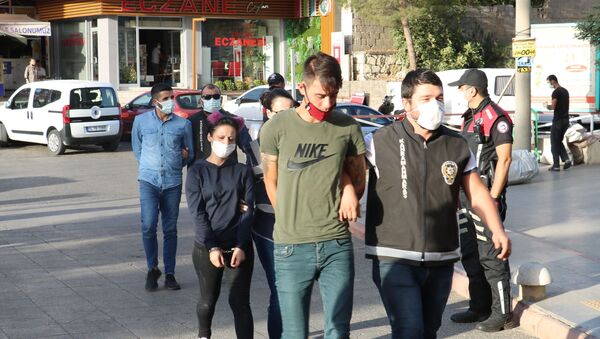Tutuklanan gasp zanlısından gazetecilere: Boydan çek yakışıklı olsun, bizimkisi bir aşk hikayesi - Sputnik Türkiye