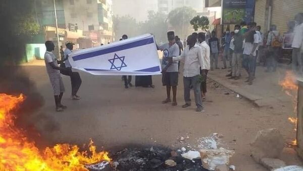 Sudan'da dün geçici hükümeti karşıtı düzenlenen gösterilerde İsrail bayrağı ateşe verildi. - Sputnik Türkiye