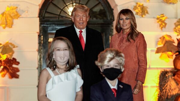 Beyaz Saray'da çocuklara Cadılar Bayramı partisi veren Donald Trump ile Melania Trump, kendi kopyalarını oynayan iki çocukla poz verdi. - Sputnik Türkiye