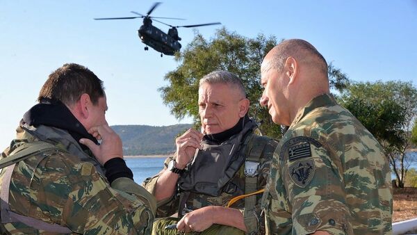 Yunanistan Genelkurmay Başkanı Konstantinos Floros (ortada), Türkiye ile Meis Adası gerilimi sırasında komutanlarla konuşurken - Sputnik Türkiye