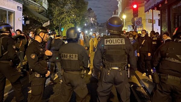 Paris'te polis, kamplarını dağıttığı sığınmacıları sokak sokak kovaladı - Sputnik Türkiye