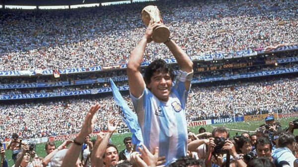 Diego Maradona, oyun tarzıyla futbolseverlerin sevgilisi haline gelmişti. - Sputnik Türkiye