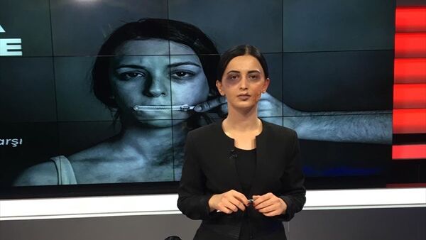 Ordu Altaş TV'nin haber spikeri Ebru Poyraz, 25 Kasım Kadına Yönelik Şiddete Karşı Uluslararası Mücadele Günü nedeniyle farkındalık oluşturmak için morluk ve yara izi makyajıyla haber sundu. - Sputnik Türkiye