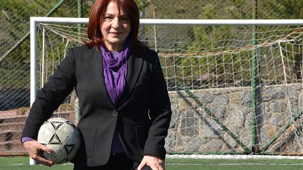 Türkiye’nin ilk kadın futbol antrenörü ve FIFA kokartlı ilk kadın hakemi Lale Orta - Sputnik Türkiye