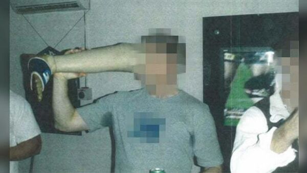 The Guardian Australia'nın yayımladığı görüntülerde, Afganistan'da Avustralya özel kuvvetlerinin barında askerlerin bir Taliban militanına ait olduğu belirtilen protez bacakla eğlendikleri ve protezi bira içmek için kullandığı görülüyor. - Sputnik Türkiye