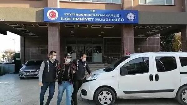 Zeytinburnu'nda bir market önünde asılı bulunan Türk bayrağını yaktığı gerekçesiyle gözaltına alınan şüphelinin, akıl hastası olup olmadığının tespiti amacıyla resmi bir sağlık kuruluşunda gözlem altına alınmasına karar verildi.  - Sputnik Türkiye