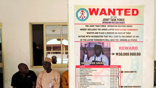 Nijerya'da insan kaçırma ve kafa kesmeli katliamlardan sorumlu Boko Haram örgütünün lideri Ebubekir Şekau'nun bulunması için para ödülü açıklayan 'Aranıyor' ilanı - Sputnik Türkiye
