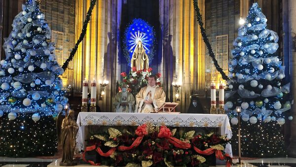 İstiklal Caddesi'ndeki Saint Antuan Kilisesi'nde, Hz. İsa'nın doğum günü kabul edilen 24 Aralık gecesi nedeniyle Noel ayini düzenlendi. Noel ayini pandemiden dolayı kısıtlı sayıda kişiyle yapıldı. - Sputnik Türkiye