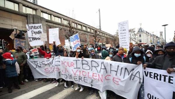 Belçika'daki gösterilerde polis merkezinin girişi ve bir araç ateşe verildi, İbrahima protestosu - Sputnik Türkiye