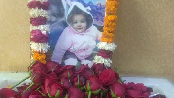 Hindistan’da terastan düşerek hayatını kaybeden 20 aylık bebek, ülkenin en genç organ bağışçısı olarak kayıtlara geçti. Bebeğin organları 5 kişiye hayat verdi. - Sputnik Türkiye
