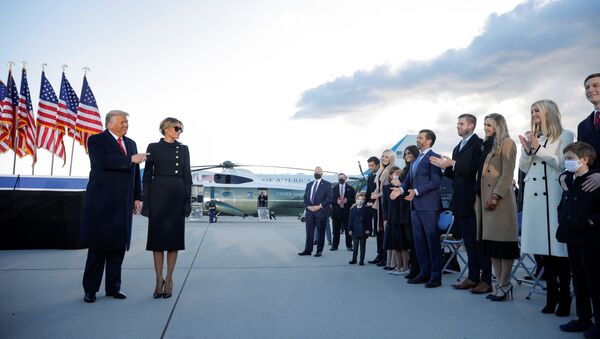 Beyaz Saray'ı terk eden Donald Trump - Melania Trump kendilerine eşlik eden aile üyeleriyle birlikte Andrews Hava Üssü'nde - Sputnik Türkiye
