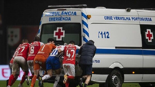 Braga ile Porto futbolcuları, ambulans - Sputnik Türkiye